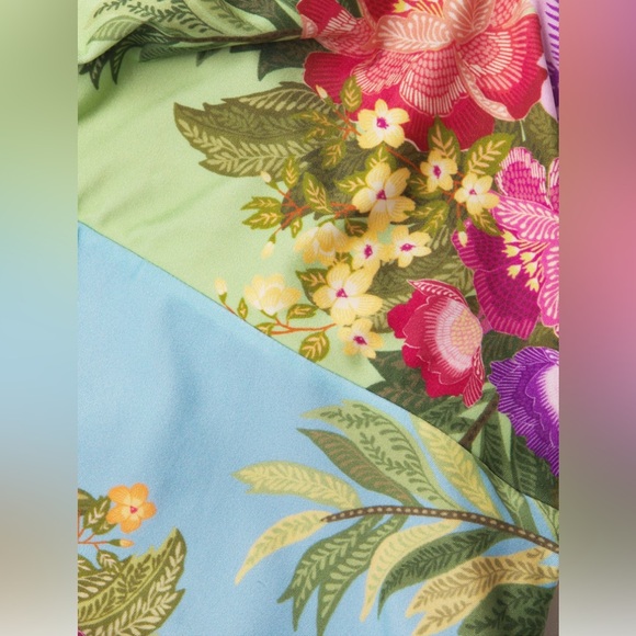 Farm Rio
Flower Scarves One-Piece Swimsuit
Flower Scarves Multi
Small - Picture 2 of 7